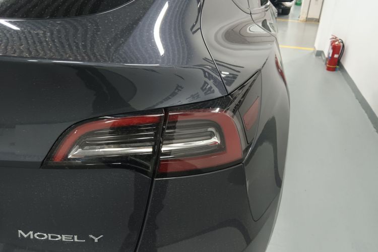 特斯拉 Model Y 2021款 长续航全轮驱动版 3D7车身外观9