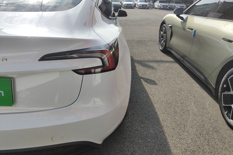 特斯拉 Model 3 2023款 长续航全轮驱动版车身外观6006