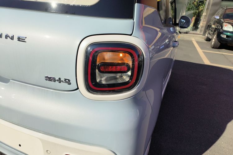 奔腾小马 2026款 222km 闪耀马车身外观9