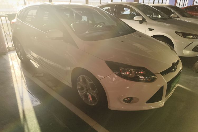 福特 福克斯 2012款 两厢 2.0L 自动豪华运动型车身外观6002