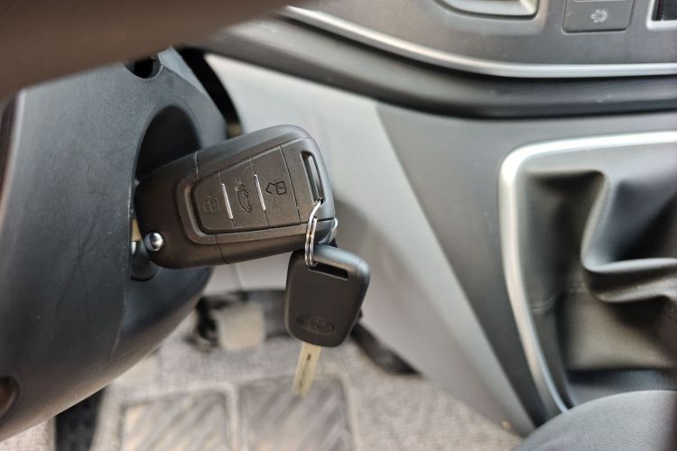 上汽大通MAXUS 新途V80 2024款 傲运通超值版 6MT 短轴超低顶127Ps 5/6座中控内饰7001