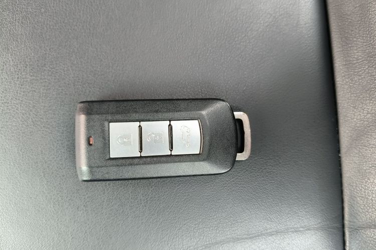 三菱 欧蓝德 2019款 2.4L 四驱致享版 5座 国V中控内饰7001