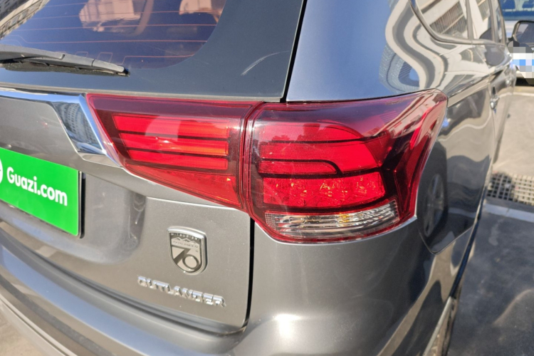 三菱 欧蓝德 2019款 2.0L 两驱畅享版 7座 国VI车身外观9