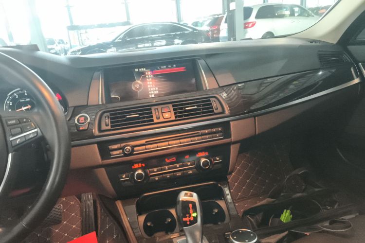 宝马5系 2014款 525Li 豪华设计套装中控内饰16