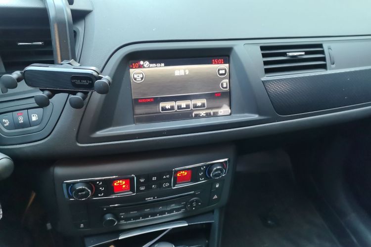 雪铁龙C5 2014款 1.6T 自动尊享型中控内饰16