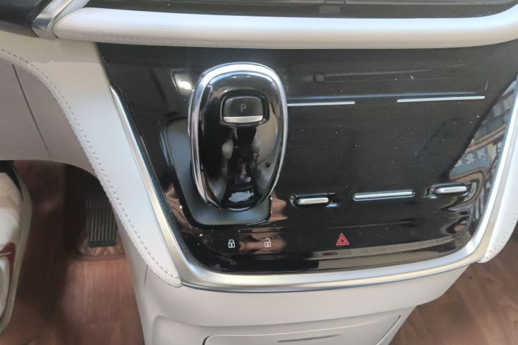 别克GL8 2020款 Avenir艾维亚 七座亲礼版中控内饰18