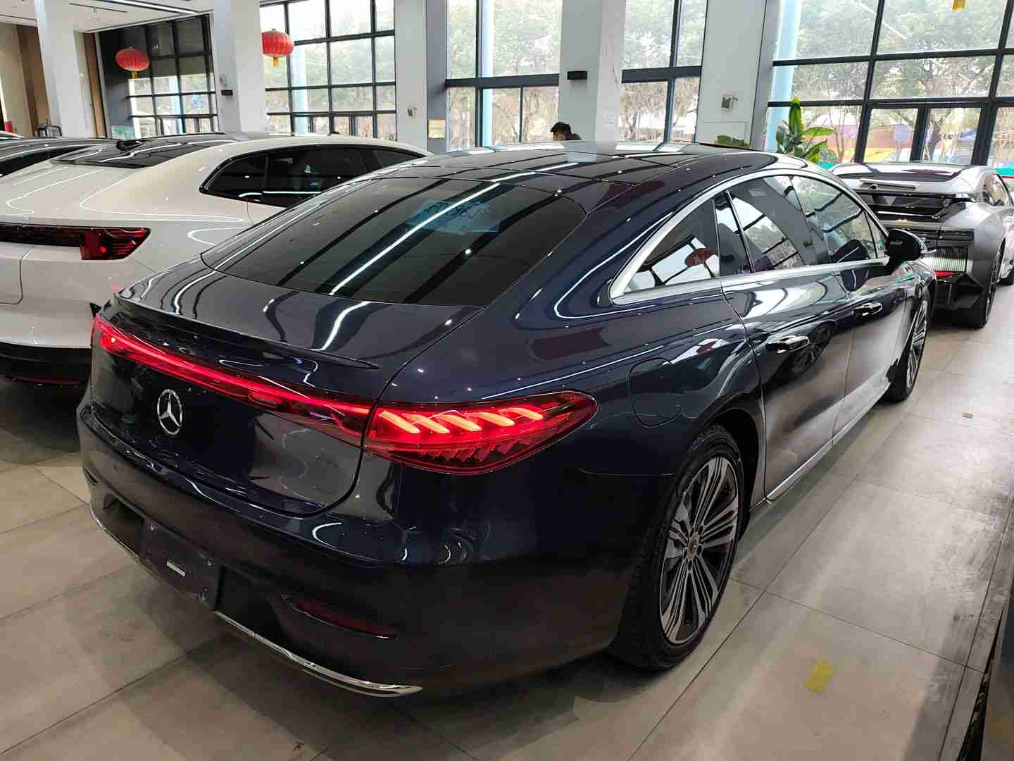 车辆右后45度外观展示
