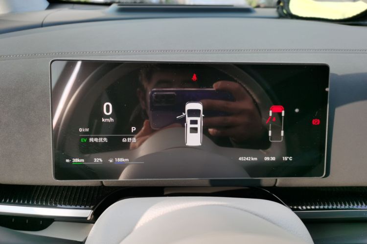 岚图汽车 岚图梦想家 2025款 PHEV 四驱旗舰鲲鹏版局部细节14