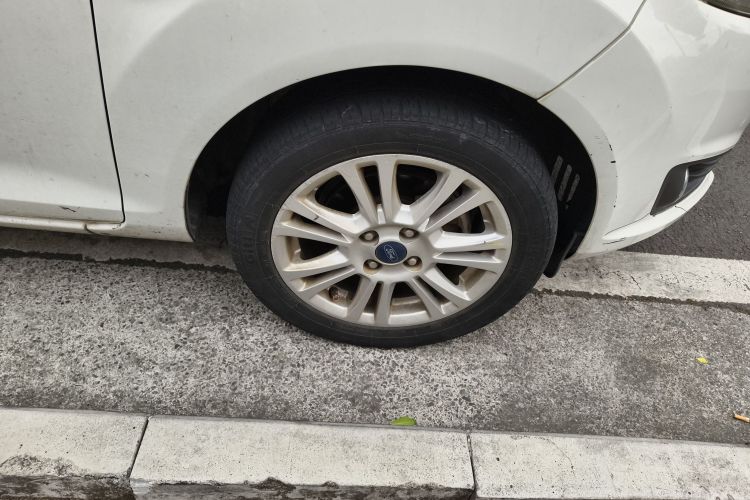 福特 嘉年华 2013款 两厢 1.5L 自动时尚型车身外观10