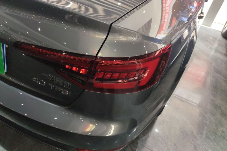 奥迪A4L 2018款 30周年年型 40 TFSI 进取型车身外观9