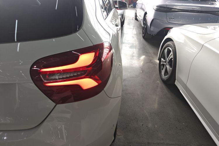 奔驰A级(进口) 2018款 A 200 动感型车身外观9