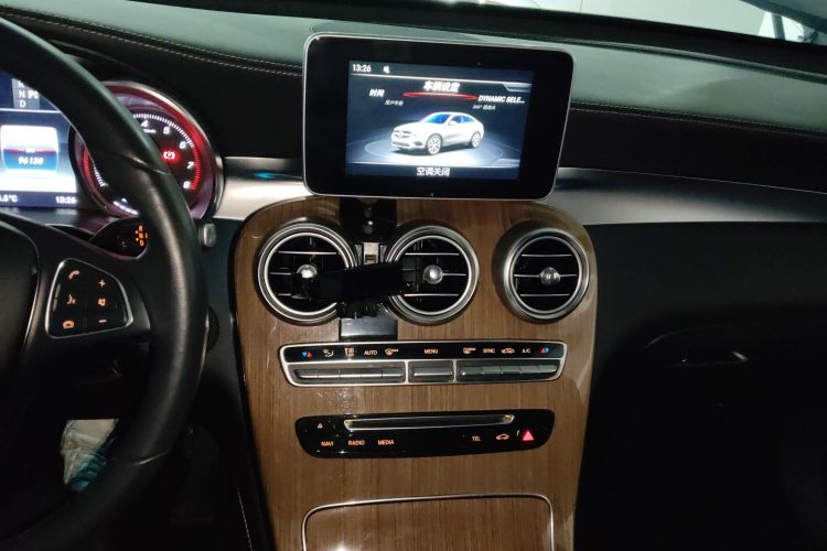 奔驰GLC轿跑 2019款 GLC 260 4MATIC 轿跑SUV中控内饰16