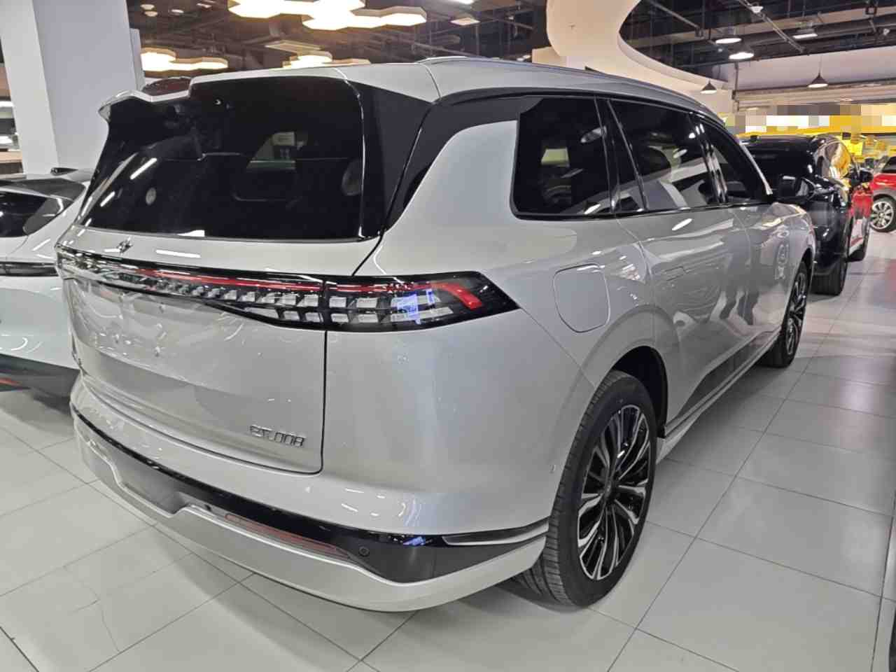 车辆右后45度外观展示