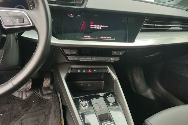 奥迪A3 2023款 改款 A3L Limousine 35 TFSI 时尚运动型中控内饰16