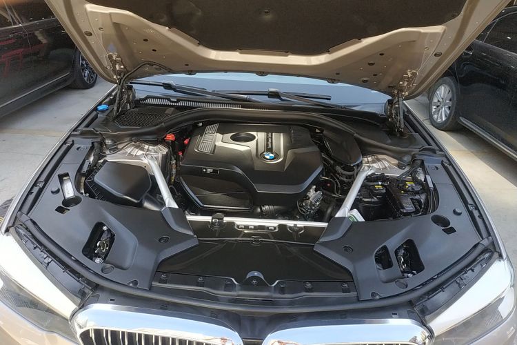 宝马5系 2019款 525Li 豪华套装机舱底盘24