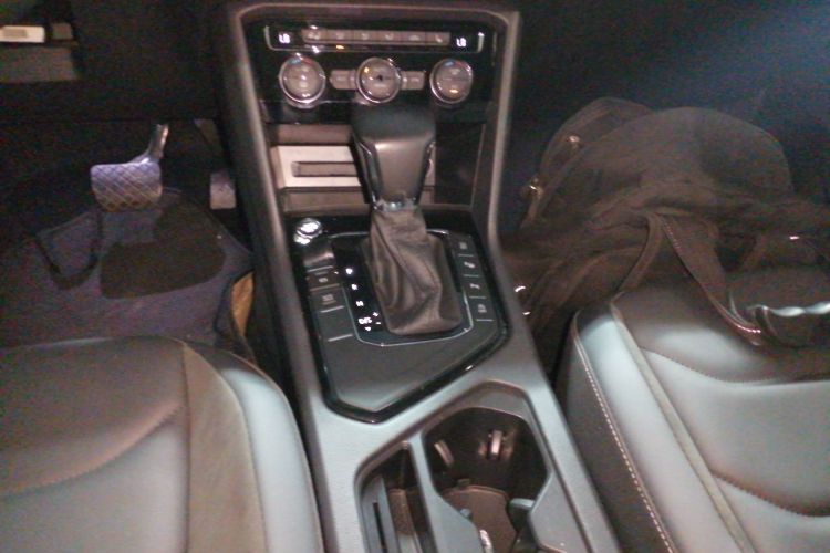 大众 途观L 2019款 改款 330TSI 自动两驱智动豪华版 国VI中控内饰18