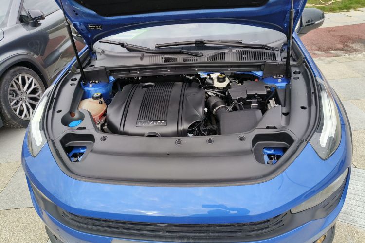 领克02 2021款 1.5TD DCT两驱劲Plus机舱底盘24