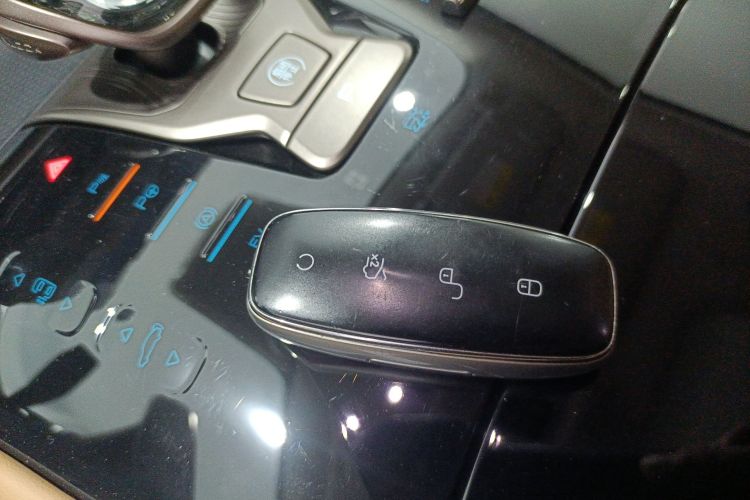 腾势D9 2022款 DM-i 970 四驱旗舰型中控内饰7001