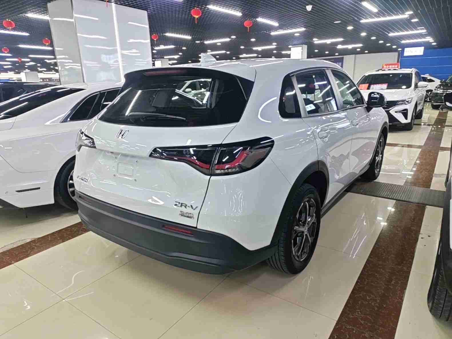 车辆右后45度外观展示