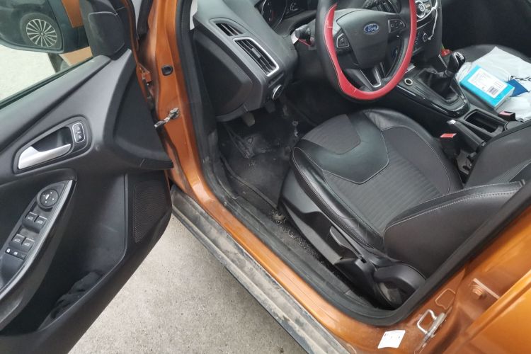 福特 福克斯 2015款 两厢 1.6L 手动风尚型中控内饰20