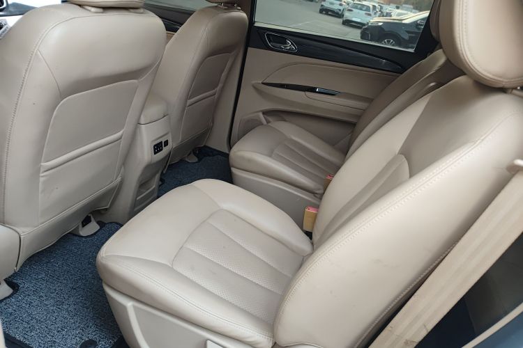 宝骏730 2016款 1.5L 手动舒适型 7座 国V中控内饰7004