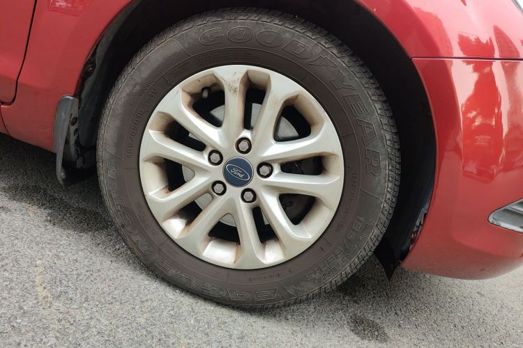 福特 福克斯 2013款 两厢经典 1.8L 手动基本型车身外观10