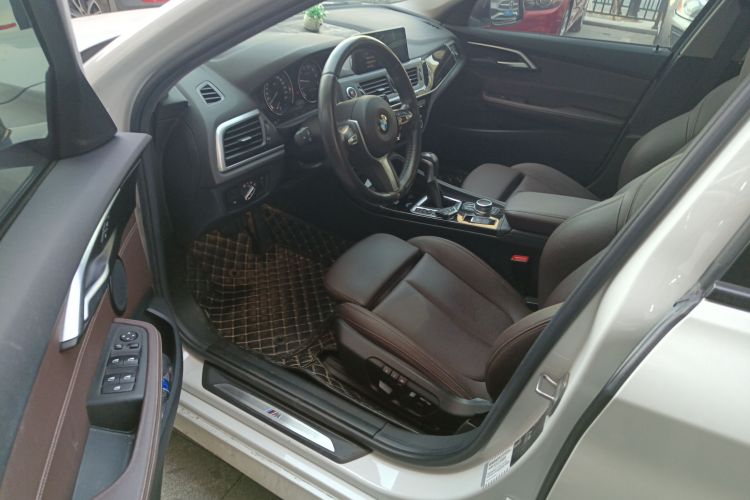 宝马1系 2019款 118i M运动套装中控内饰19