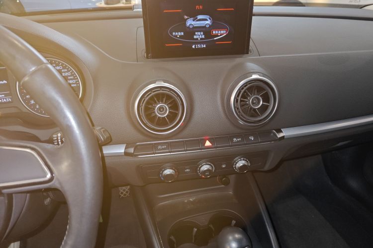 奥迪A3 2016款 Sportback 35 TFSI 进取型中控内饰16