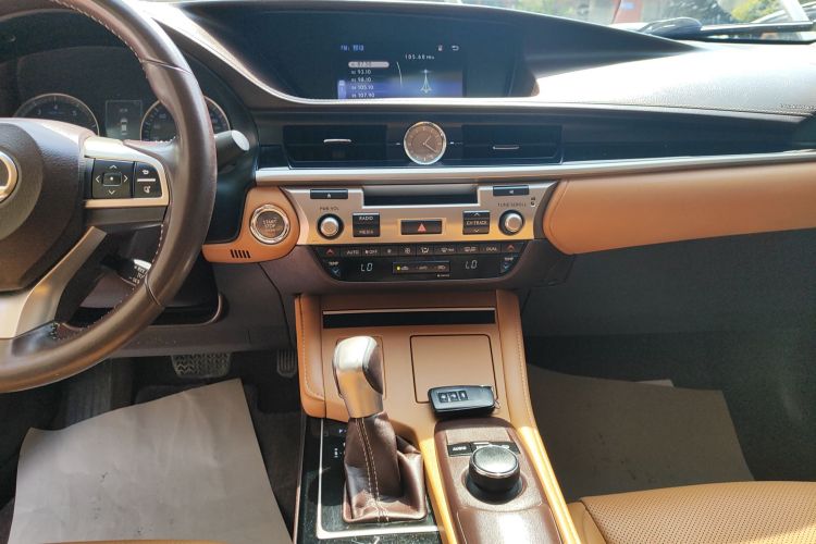 雷克萨斯ES 2016款 200 Midnight特别限量版中控内饰16