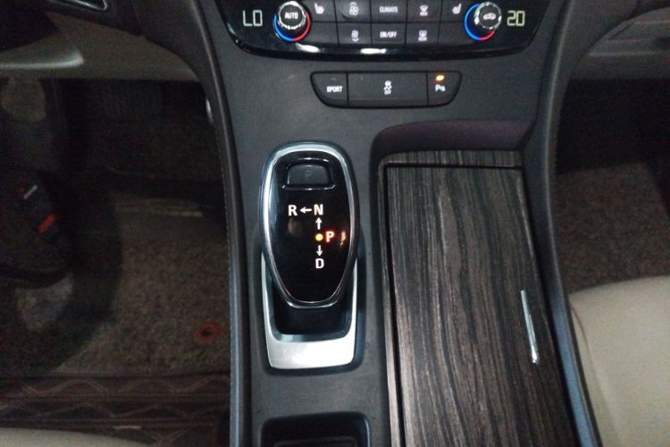 别克 君越 2016款 改款 20T 领先型中控内饰18