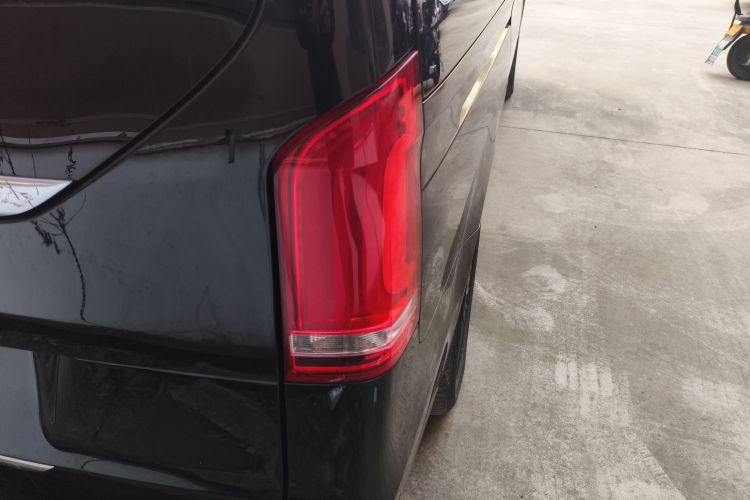 奔驰V级 2018款 V 260 尊贵版 国V车身外观9