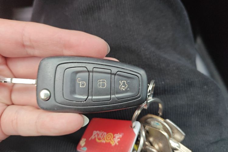 福特 福克斯 2015款 两厢 EcoBoost 125 手动超能风尚型中控内饰7001