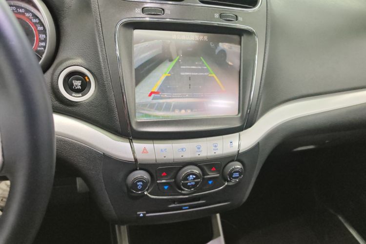 道奇 酷威  2.4L 两驱旅行版中控内饰16