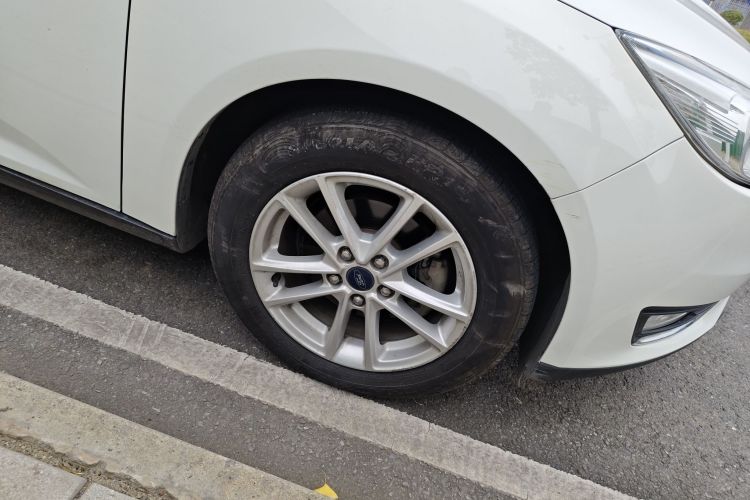 福特 福克斯 2015款 三厢 1.6L 手动风尚型车身外观10