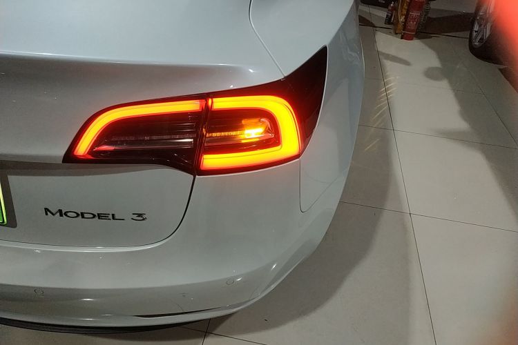 特斯拉 Model 3 2020款 改款 长续航后轮驱动版车身外观9