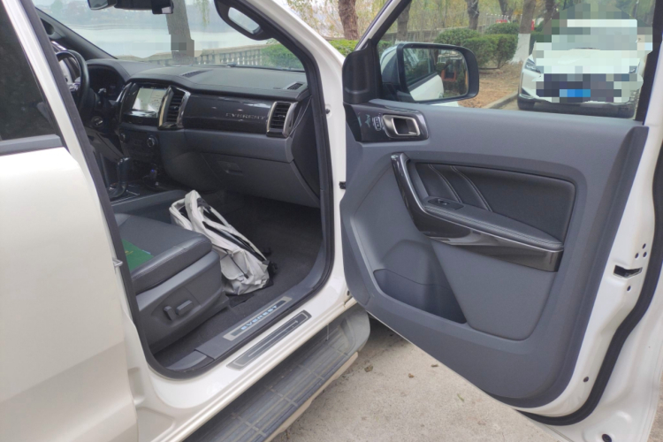 福特 撼路者 2017款 2.0T 汽油自动四驱旗舰版 7座局部细节9005