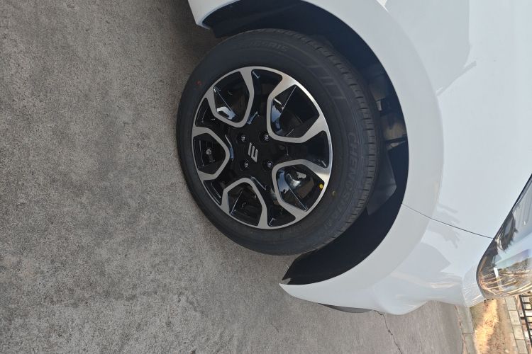 江铃集团新能源 易至EV3 2025款 Plus 330KM豪华型车身外观10