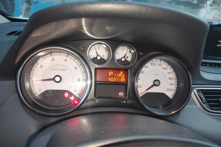 标致308 2014款 乐享版 经典 1.6L 自动风尚型中控内饰14