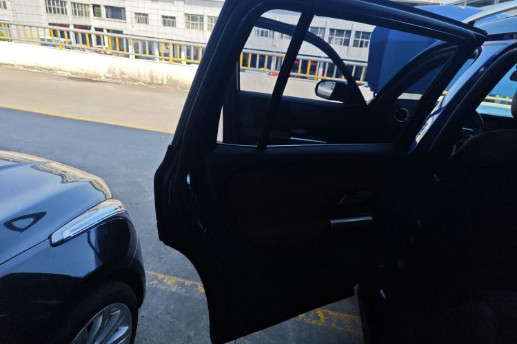 奔驰GLB 2022款 改款二 GLB 200 时尚型中控内饰49