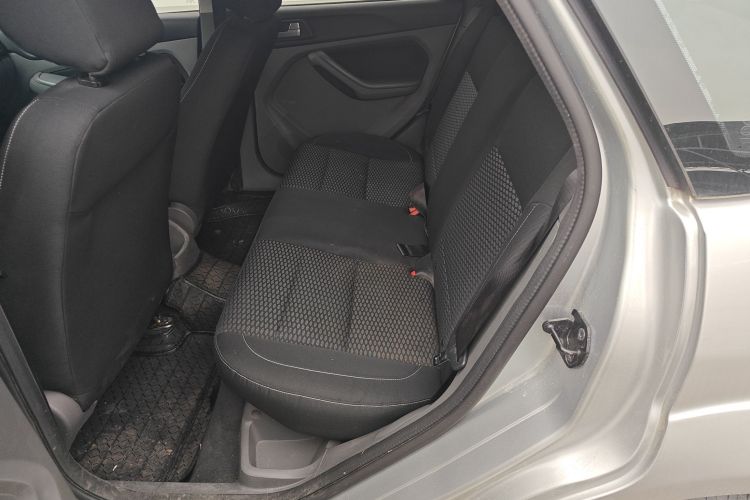 福特 福克斯 2013款 两厢经典 1.8L 自动基本型中控内饰21