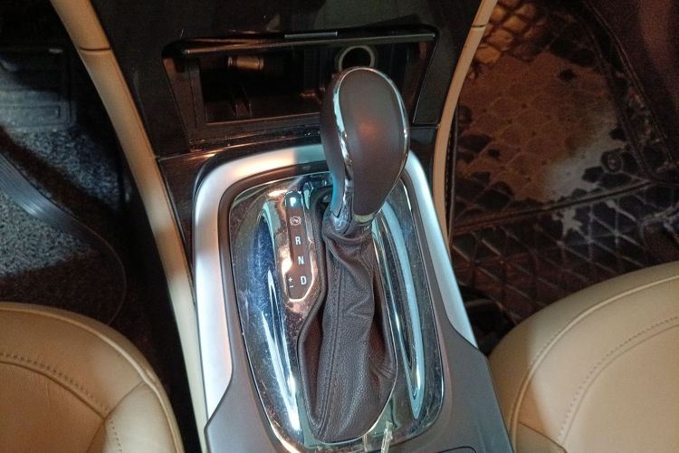 别克 君威 2014款 2.0L 精英时尚型中控内饰18