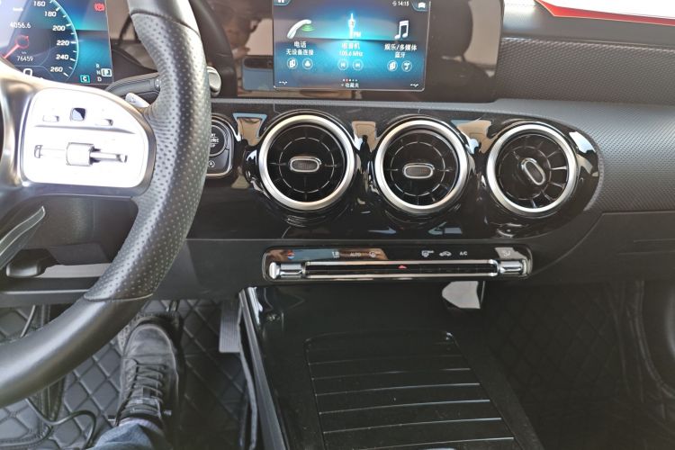 奔驰A级 2020款 A 180 L 运动轿车中控内饰16