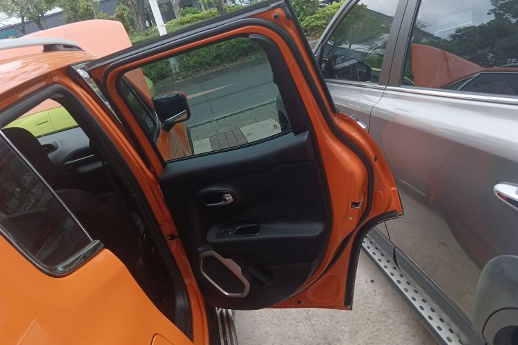 Jeep 自由侠 2017款 180T 自动动能版+中控内饰7006