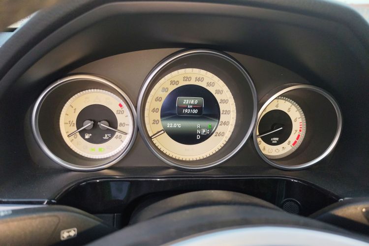 奔驰E级 2014款 改款 E 300 L 运动型中控内饰14