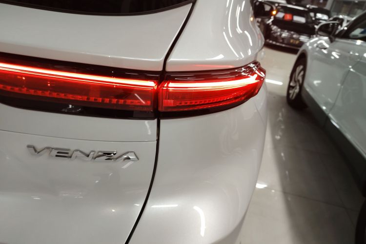 丰田 威飒 2023款 2.0L CVT两驱豪华版车身外观9