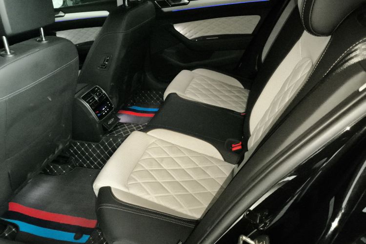 大众 迈腾 2023款 200万辆纪念版 330TSI DSG豪华型中控内饰7004