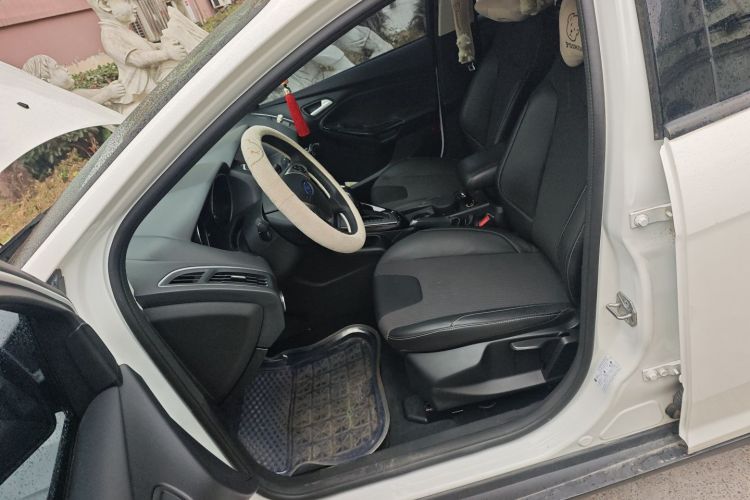 福特 福克斯 2012款 三厢 1.6L 自动风尚型局部细节19