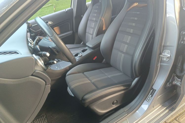 奔驰A级(进口) 2017款 改款 A 200 时尚型中控内饰19