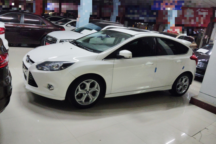 福特 福克斯 2012款 两厢 2.0L 自动豪华运动型车身外观6003