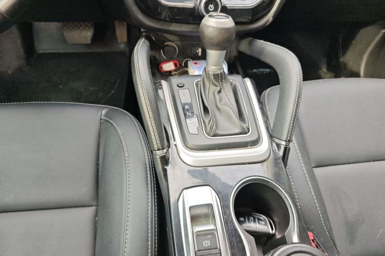 众泰SR7 2016款 1.5T CVT魔方之心版 国V中控内饰18